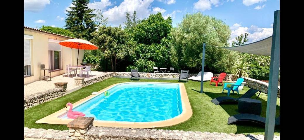 Location de vacances pour 4 personnes, avec jardin et terrasse ainsi que piscine et vue à Ners
