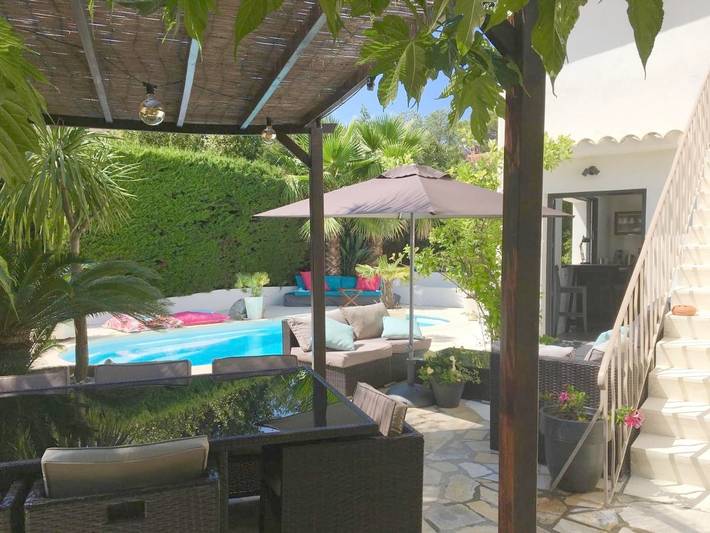 Chambre d’hôte pour 4 personnes, avec Terrasse ainsi que Jardin et Piscine à Saint-Raphaël