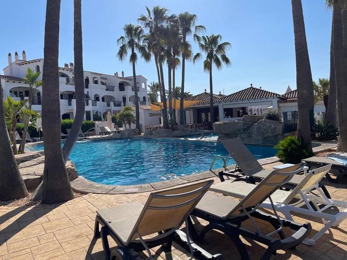 Apartahotel para 6 personas, con piscina y jardín en Menorca