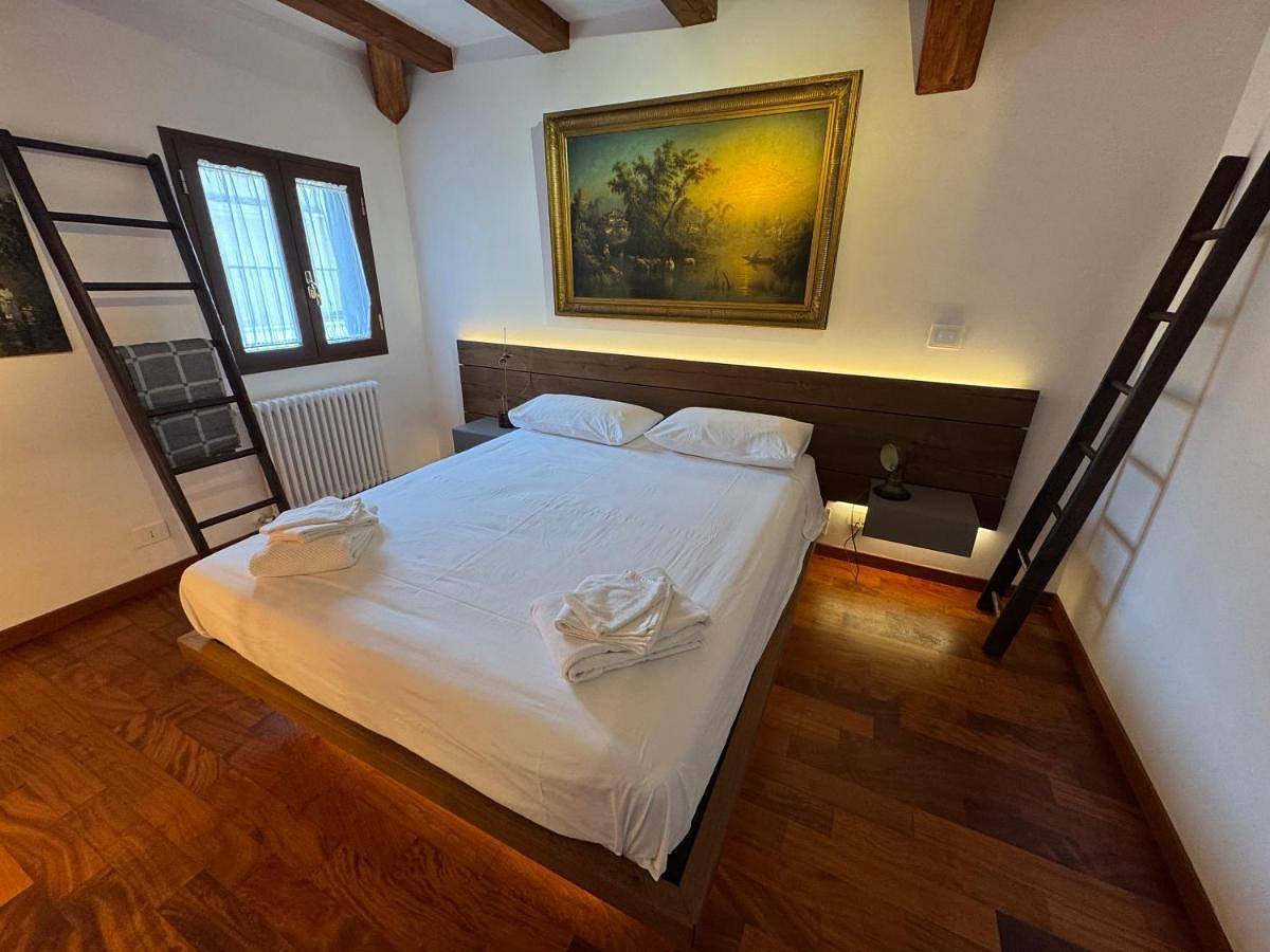 Domus Colosseum, detached house just few steps from the Colosseum in Centro di Roma, Roma