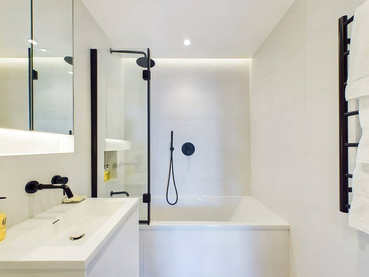 Entire apartment, Stylish St Pancras Apartment in Camden, London