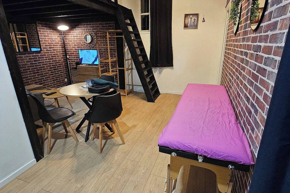 Entire apartment, Duplex 15 min from train station, Montluçon historic center in Montluçon, Montluçon region