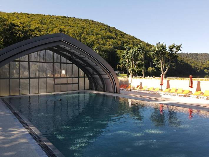 Camping pour 4 personnes, avec Terrasse ainsi que Bassin pour enfant et Piscine