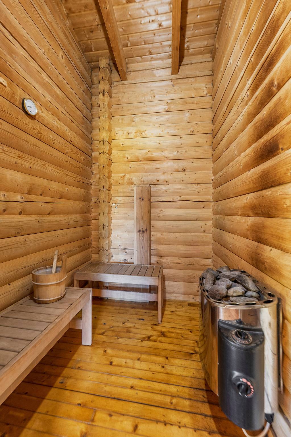 Entire holiday apartment, Cragdhu Log Cabin in Glenshee, Cairngorms National Park