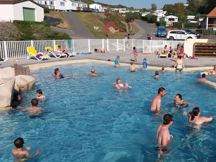 Camping La Falaise - Hébergement 4 personnes - Quilles en l air 3/4 in Équihen-Plage, Région de Boulogne-sur-Mer