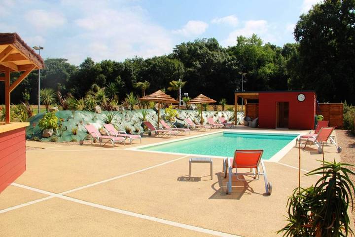 Hôtel pour 4 personnes, avec terrasse et jacuzzi ainsi que sauna et jardin