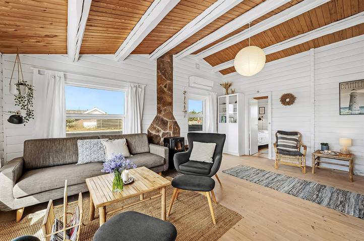 Awesome home in Hvide Sande w/ WiFi and 3 Bedrooms in Bjerregård, Holmsland Klit