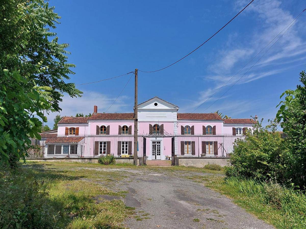 Maison Rouge in Saint-Jean-d'Angély, Région de Saint-Jean-d'Angély