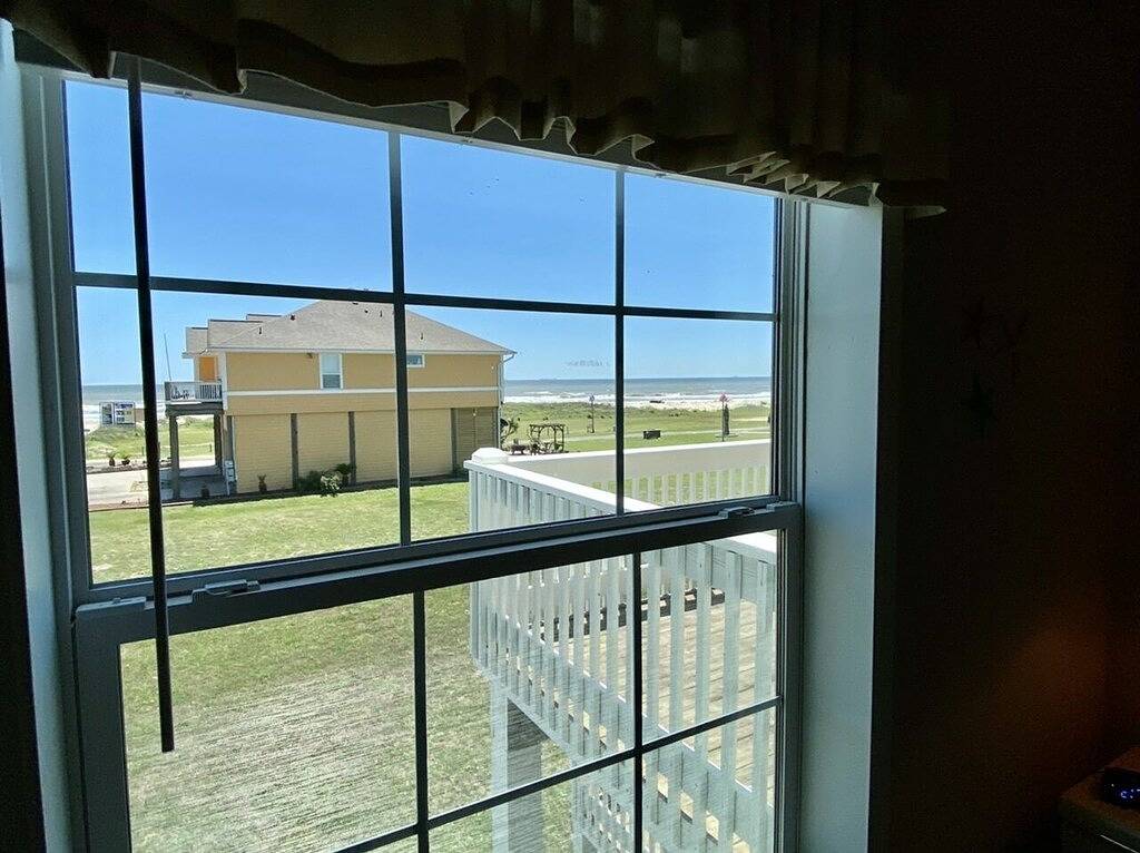 Steinwurf - 3 Schlafzimmer mit herrlichem Blick auf den Golf !! in Crystal Beach, Galveston County