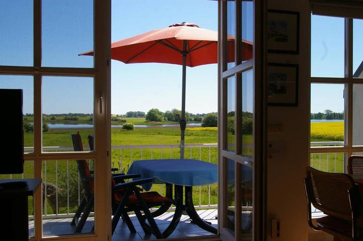 Ferienwohnung für 5 Personen, mit Balkon und Terrasse sowie Garten und Seeblick in Garz/Rügen
