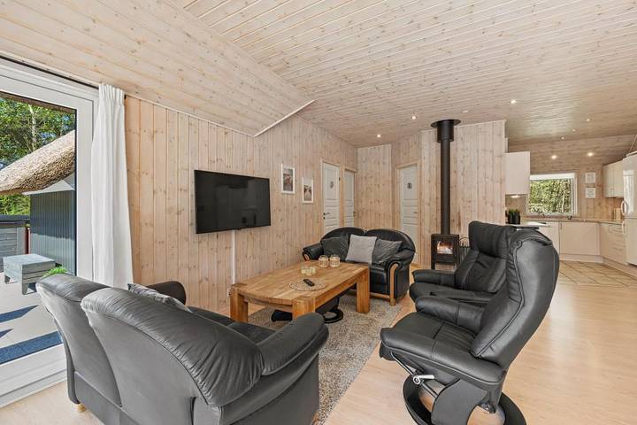 Strohdach Ferienhaus mit Whirlpool und Sauna  in Sønderstrand, Tagholm