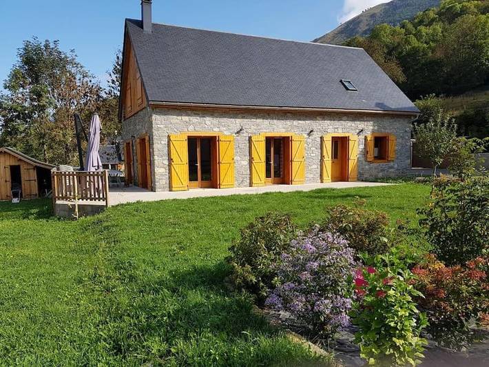 Gîte pour 12 personnes, avec Terrasse ainsi que Jardin et Vue à Armenteule