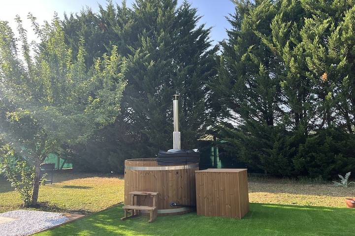 Gîte pour 9 personnes, avec jacuzzi et jardin à Dornecy