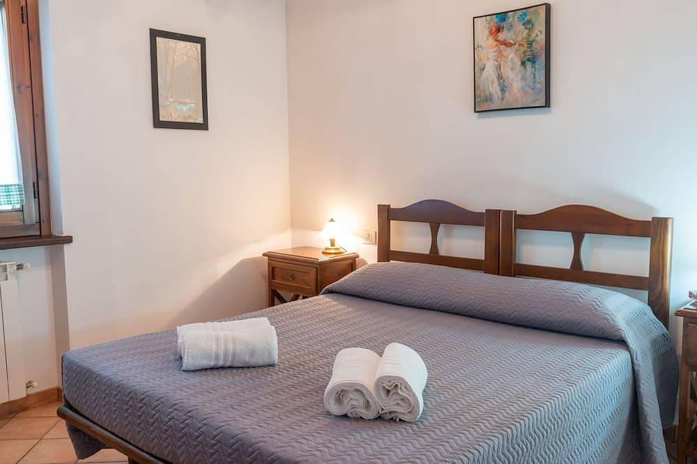 Lovely apartment in villa for 4 guests with pool, Wifi, Tv, terrace and pets allowed in Val di Lago, Viterbo Province