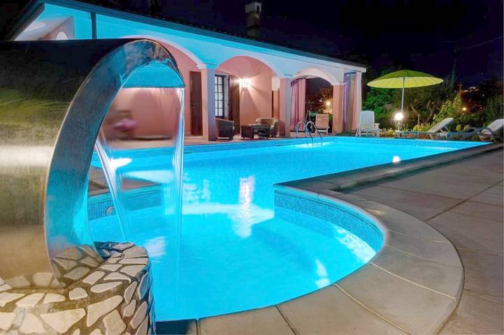 Ferienwohnung für 4 Personen, mit Terrasse und Whirlpool sowie Garten und Pool in Sona
