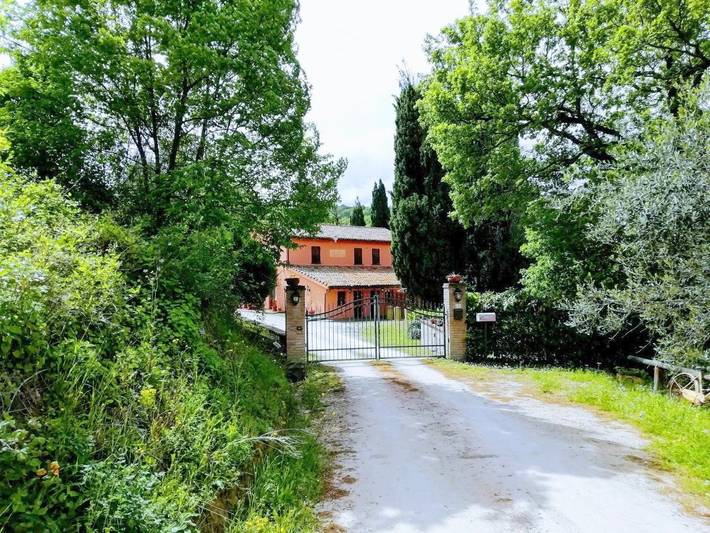Casa vacanza per 3 persone, con piscina e giardino nonché terrazza e panorama, con animali domestici in Urbino