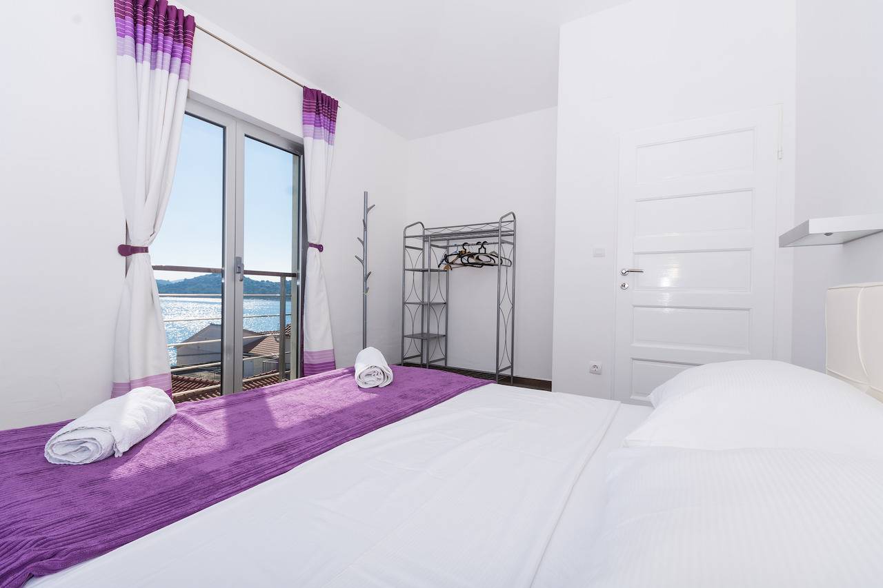 Ganze Wohnung, Amaizing Meerblick in der Mitte und in der Nähe des Strandes in Tribunj, Šibenik-Knin