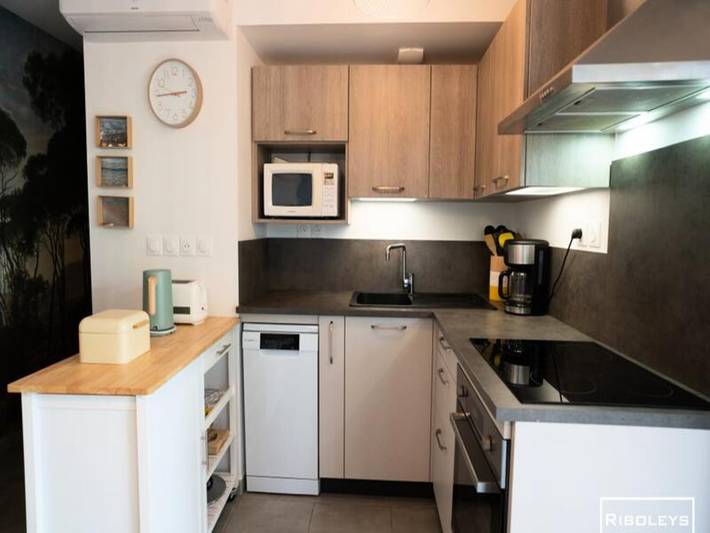 Gîte pour 4 personnes, avec piscine et balcon, adapté aux familles dans Plage de la Farinette - 4