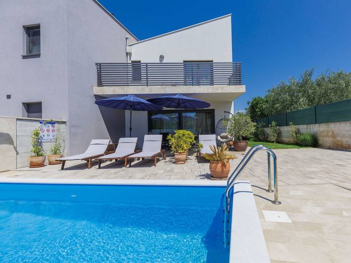 Ferienhaus für 6 Personen, mit Balkon und Whirlpool sowie Terrasse und Garten in Kosinozici