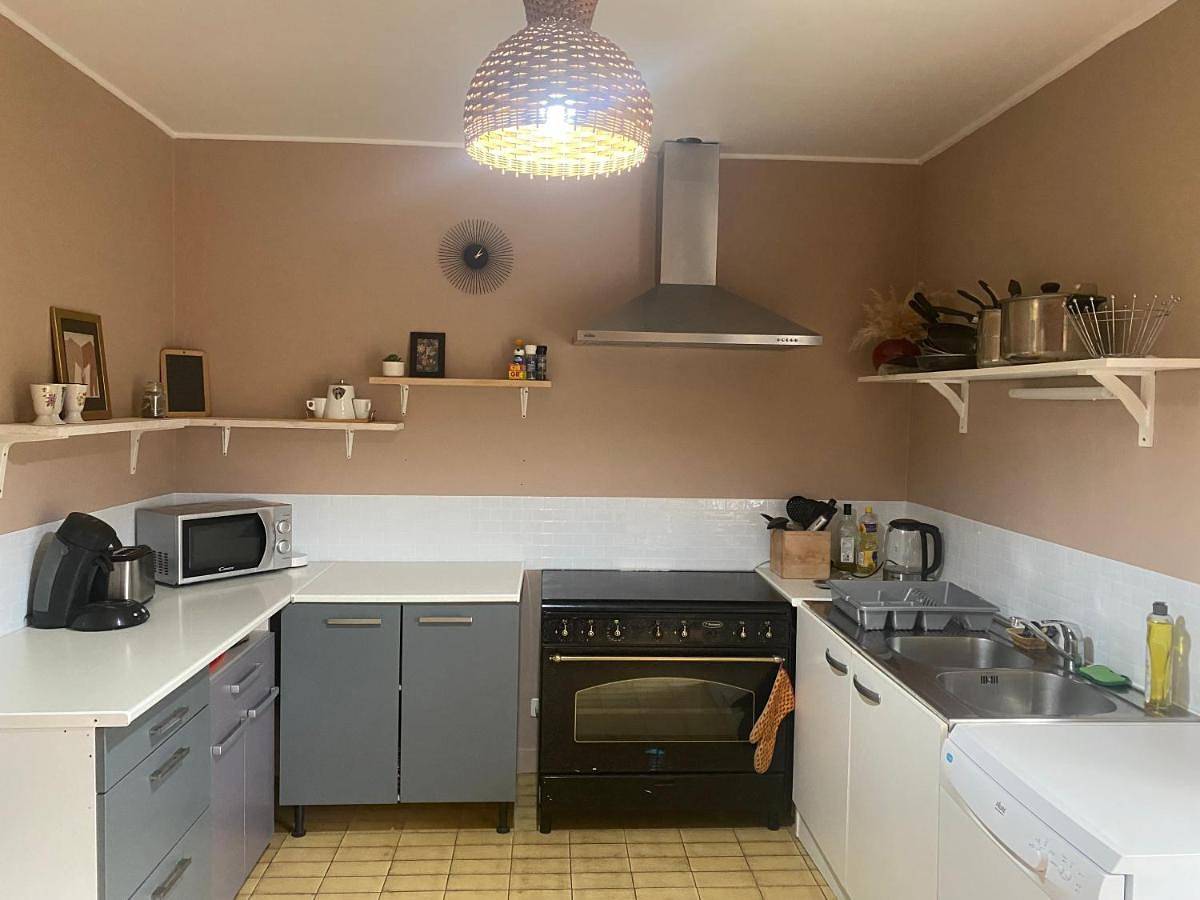 Four-Bedroom House in Saint-Ciers-sur-Gironde, Région de Blaye