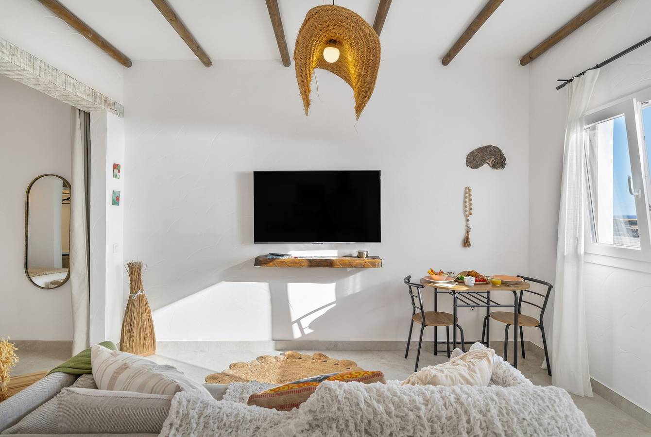 Ganze Wohnung, Ferienapartment 'Magma' mit Meerblick, Wlan und Klimaanlage in Punta de las Mujeres, Haría