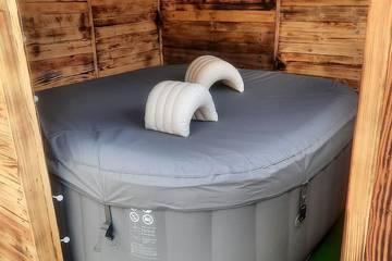 Gîte pour 8 personnes, avec jacuzzi et jardin, animaux acceptés à Jayac