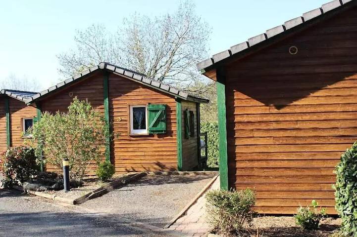 Gîte pour 4 personnes, avec terrasse et jacuzzi à Naucelle