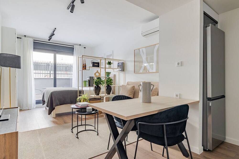 Entire apartment, Blueground | San Sebastián de los Reyes, pool, nr Plaza de la Constitución in San Sebastián de los Reyes, Madrid Province