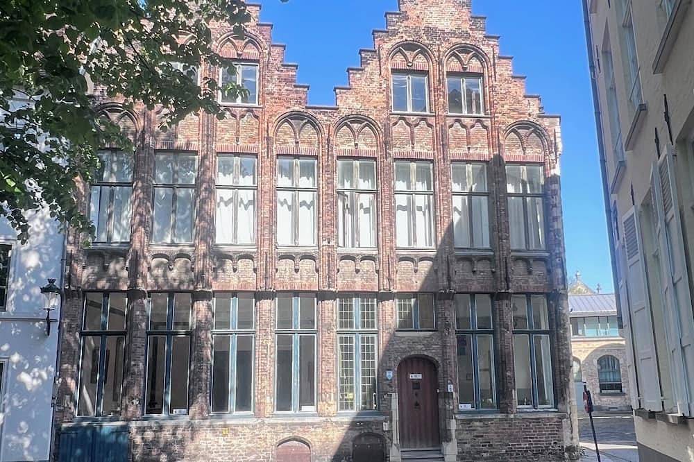Room with bathroom in the center of the city in a 600-year-old house in Bruges, West Flanders