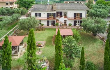 Location de vacances pour 8 personnes, avec piscine et terrasse à Montecarlo (Toscane)