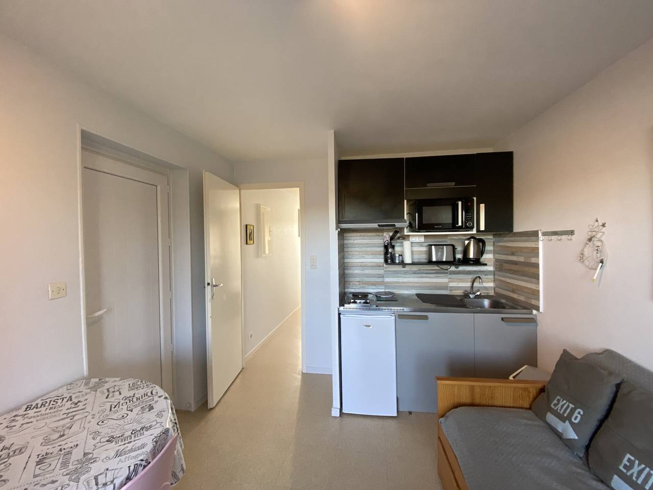 Entire apartment, Bright apartment 100m from Baths with balcony and Wi-Fi in La Roche-Posay, Vienne