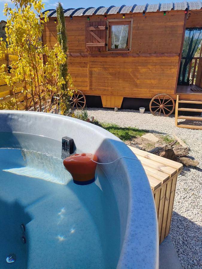 Gîte pour 2 personnes, avec Balcon et Jacuzzi ainsi que Terrasse et Jardin à Thénac (Charente-Maritime)