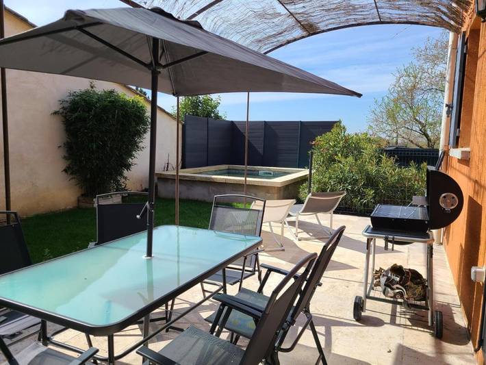 Location de vacances pour 3 personnes, avec jardin et piscine à Villes-sur-Auzon