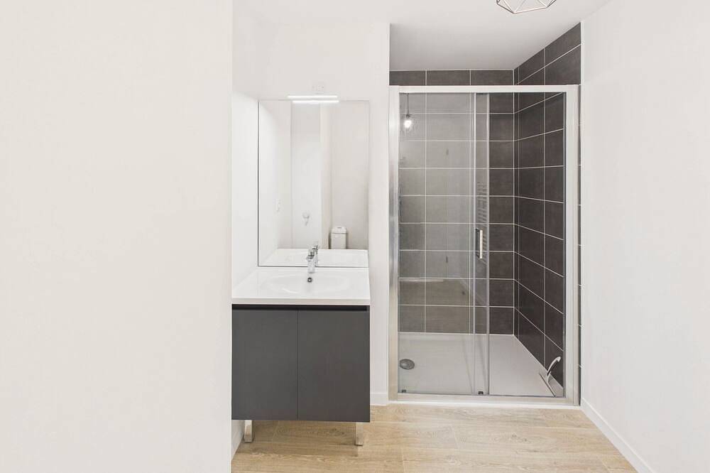 Entire apartment, Close to city center – Apartment for 2 with balcony in Pont-l'Abbé, Côte de Cornouaille