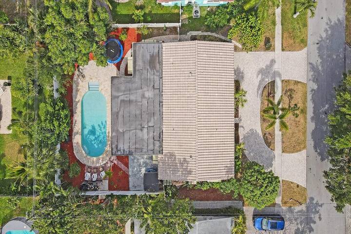Vacation rental for 17 people, with yard and balcony as well as pool in Deerfield Beach