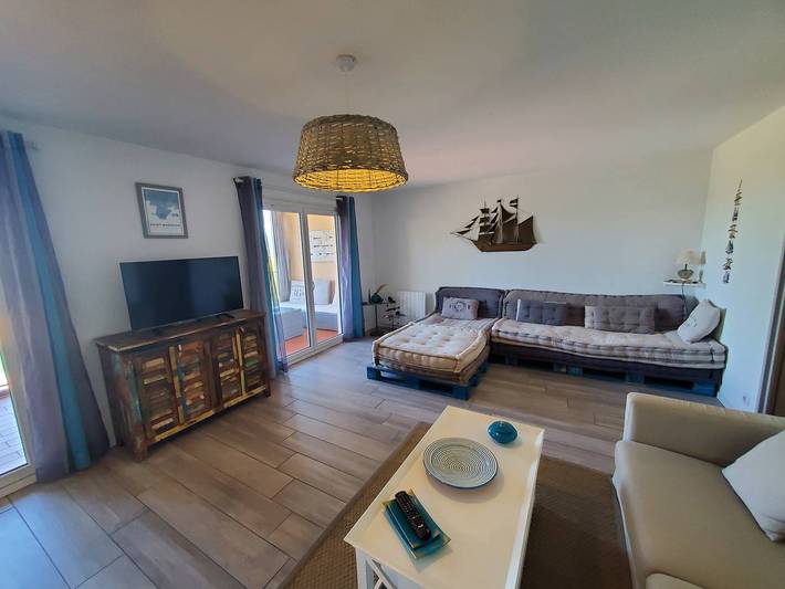 Apartamento vacacional entero, Amplio apartamento, 3 habitaciones, muy buena ropa de cama, residencia con piscina en Pin Rolland in Saint-Mandrier-sur-Mer, Costa mediterránea (Francia)