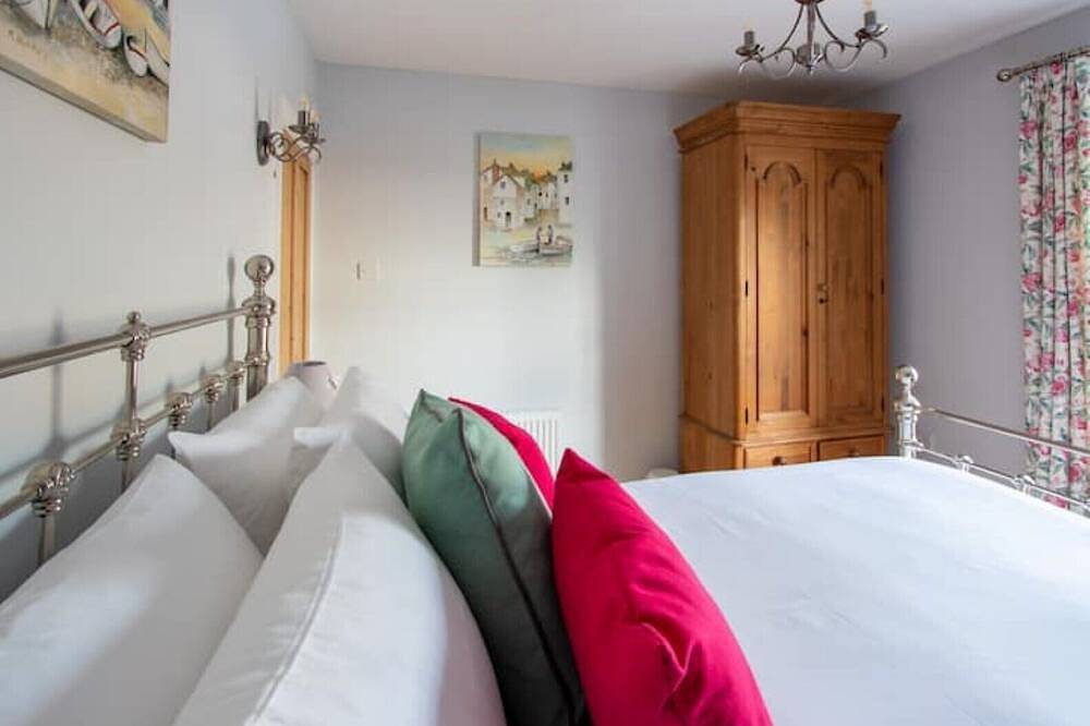Town Centre Cottage with Garden & Parking Opposite in Bury St Edmunds, Suffolk