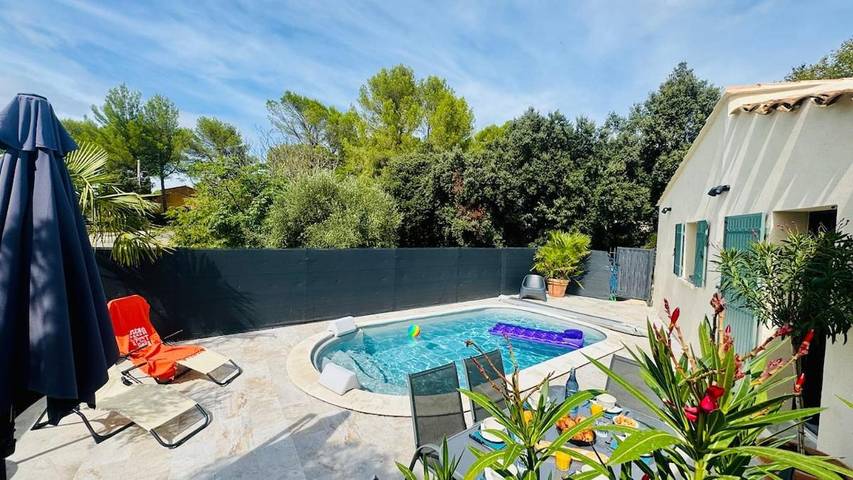 Location de vacances pour 12 personnes, avec vue ainsi que terrasse et piscine à Saint-Maximin (Nimes) - 3