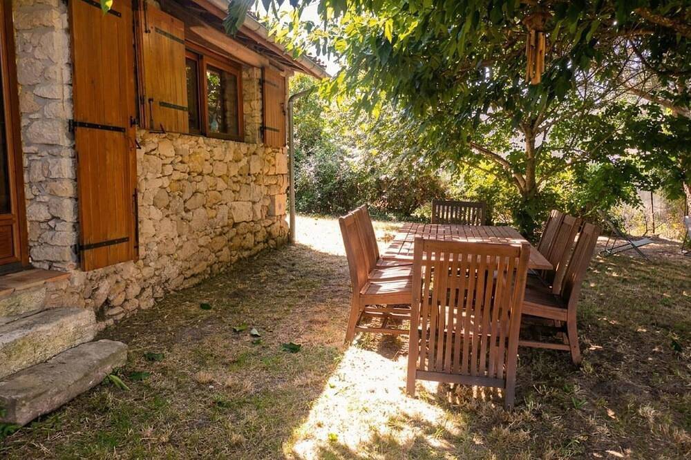 Gîte spacieux pour 8 personnes en Dordogne avec grand jardin in Minzac, Périgord Pourpre