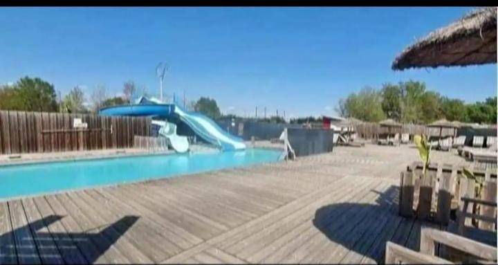 Camping pour 5 personnes, avec Terrasse ainsi que Jardin et Piscine
