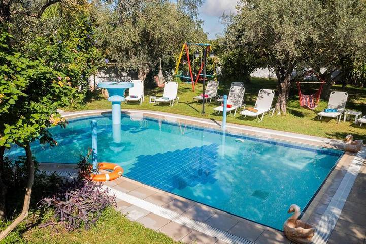 Ferienwohnung für 3 Personen, mit Garten und Pool in Archangelos