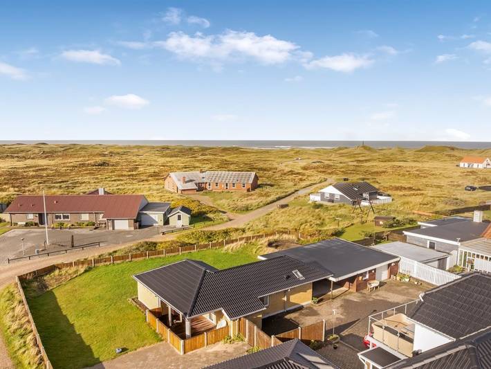 Ferieudlejning for 6 personer, med terrasse i Vorupør