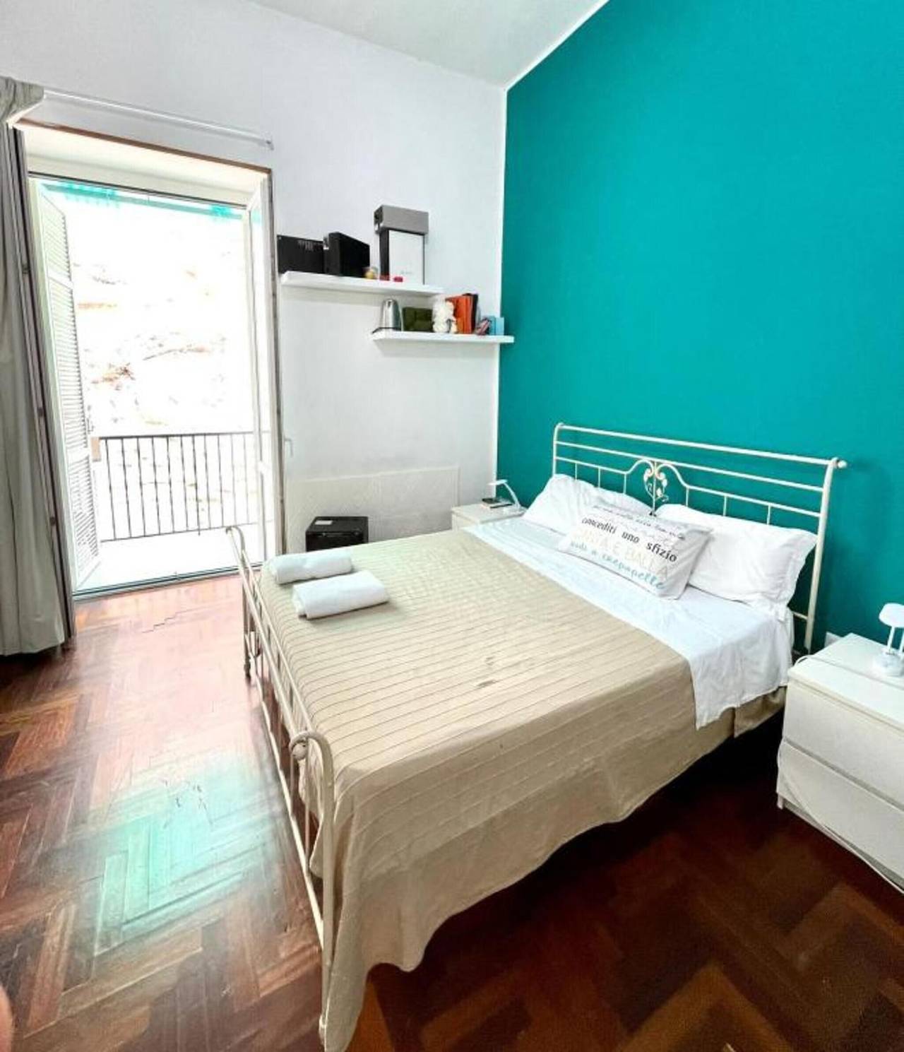 Bed and Breakfast 'Decimo 28' con Balcone, Wi-Fi e Aria Condizionata in Napoli, Napoli e dintorni
