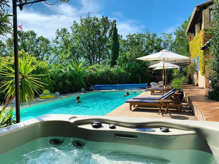Chambre d’hôte pour 2 personnes, avec Terrasse et Jacuzzi ainsi que Jardin et Piscine à Tourrettes