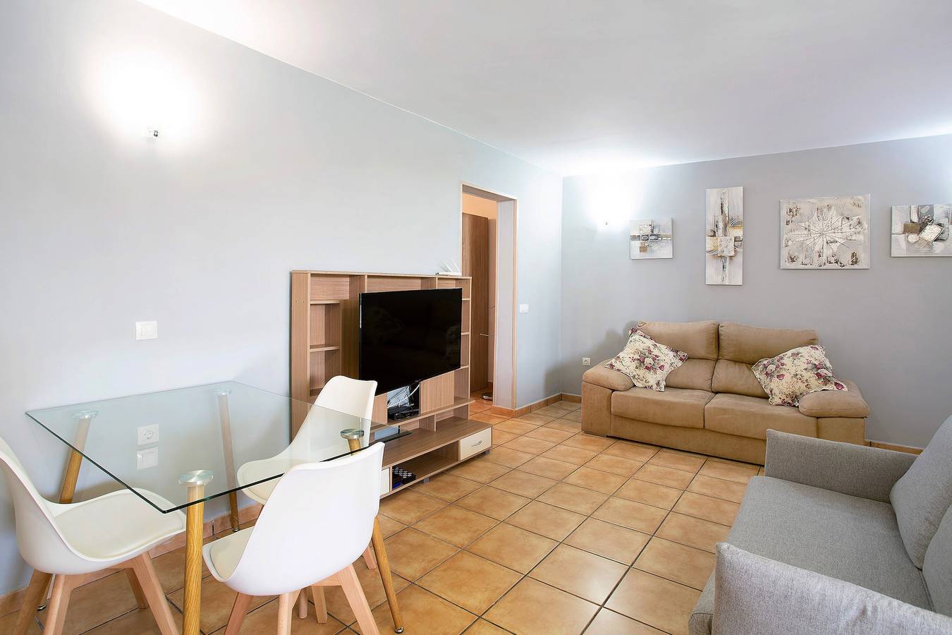 Entire apartment, 'Montemar 2' Vacation Apartment with Sea Views, Shared Pool, and Wi-Fi in El Moreto, Moya