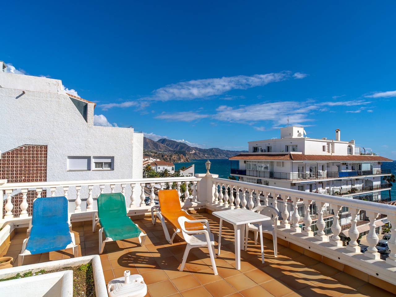 Entire apartment, Seaside apartment, rooftop pool, Wi-Fi, air conditioning in Playa Carabeo, Nerja