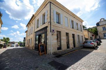 Gîte pour 4 personnes, avec vue, adapté aux familles à Saint-Émilion