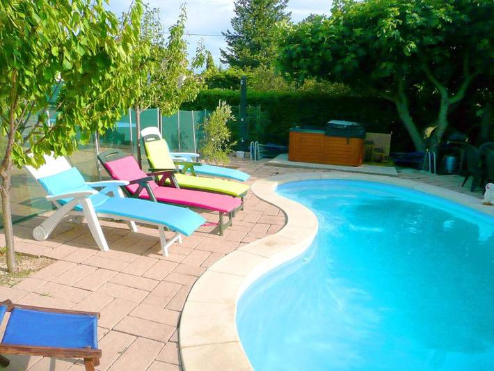 Chalet pour 4 personnes, avec Terrasse ainsi que Jardin et Piscine