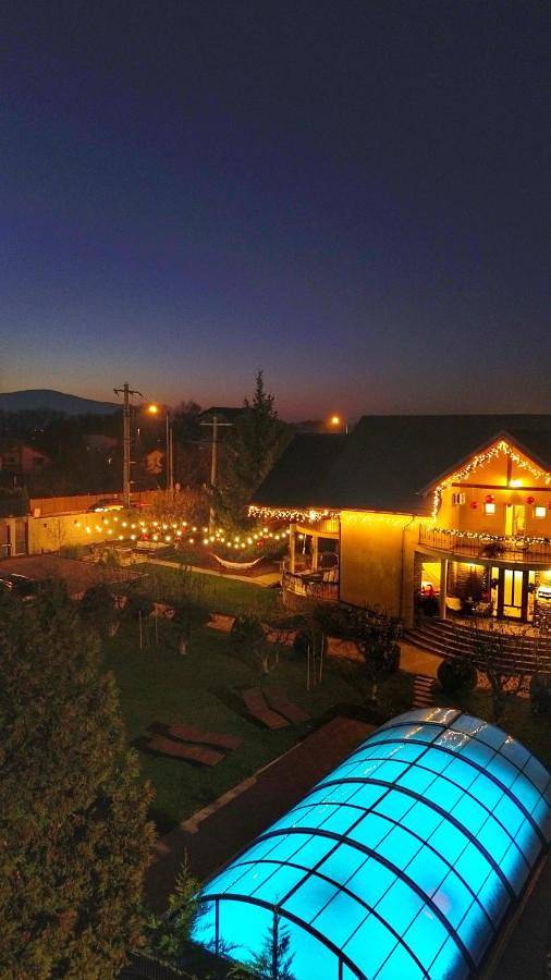 Maison d’hôte pour 10 personnes, avec piscine ainsi que jardin et jacuzzi à Brașov - 3