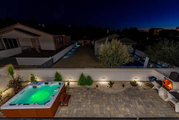 Villa pour 8 personnes, avec Balcon et Jacuzzi ainsi que Terrasse et Jardin dans Vir - 3